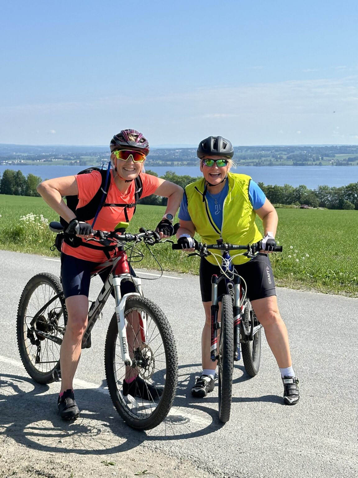 To personer fra Bevisste Valg på sykkeltur